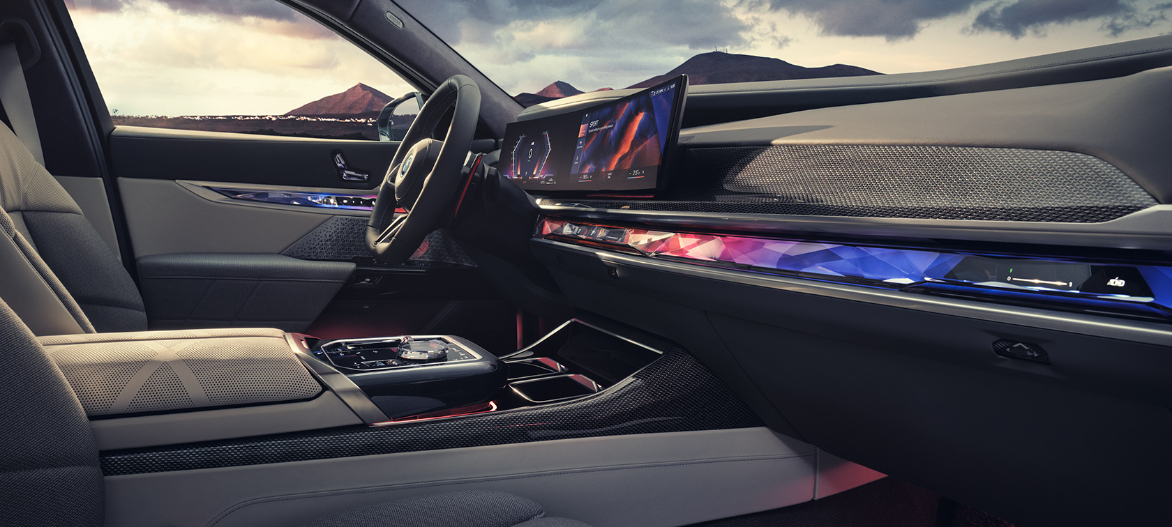 Внатрешност BMW M760e xDrive Седан G70 Внатрешност BMW M760e xDrive Седан G70 Страничен поглед од совоззч