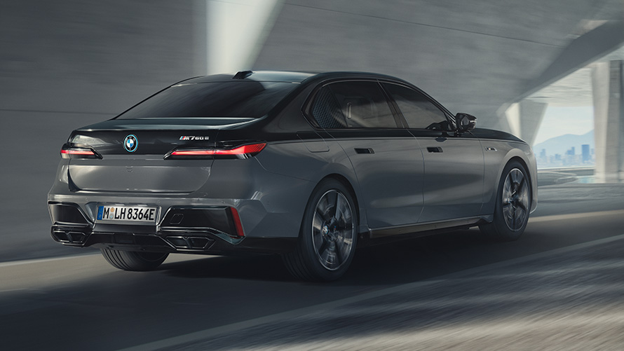 BMW M760e xDrive Седан G70 M Performance пакет BMW M760e xDrive Седан G70 M Performance пакет BMW Individual во две нијанси Black Sapphire црна металик каросерија BMW Individual Dravite Grey сива металик боја тричетвртински поглед одзади во возење на улица