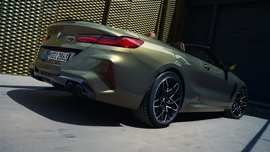 BMW M8 Competition кабриолет F91 LCI Facelift 2022 BMW Individual Brass металик, тричетвртински поглед одназад од низок агол