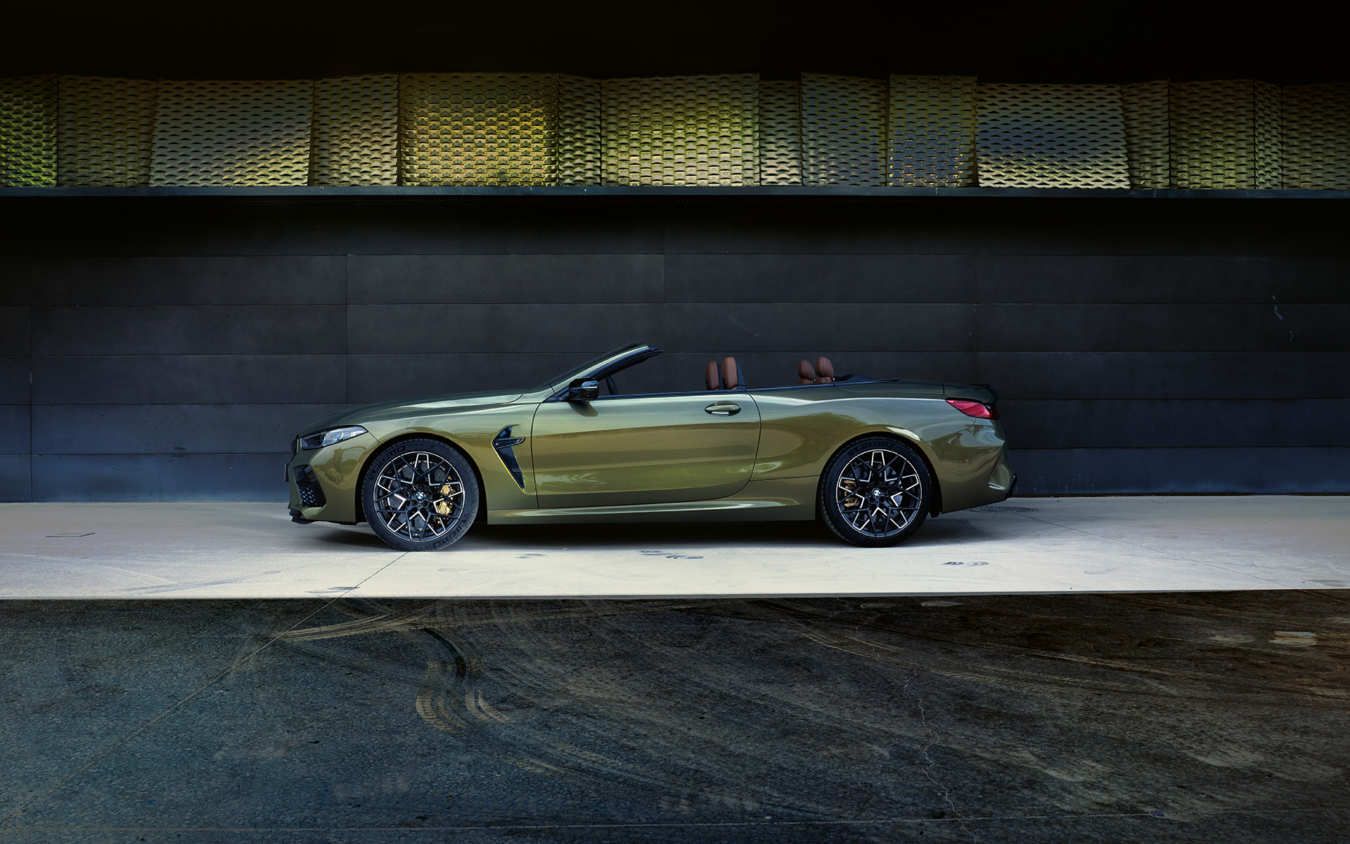 Страничен поглед на бина BMW M8 Competition кабриолет F91 LCI Facelift 2022 BMW M8 Competition кабриолет F91 LCI Facelift 2022 BMW Individual Brass металик, страничен поглед на бина