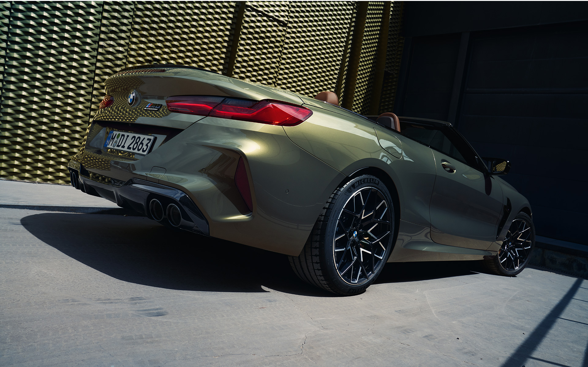 Тричетвртински поглед одназад BMW M8 Competition кабриолет F91 LCI Facelift 2022 BMW M8 Competition кабриолет F91 LCI Facelift 2022 BMW Individual Brass металик, тричетвртински поглед одназад од низок агол