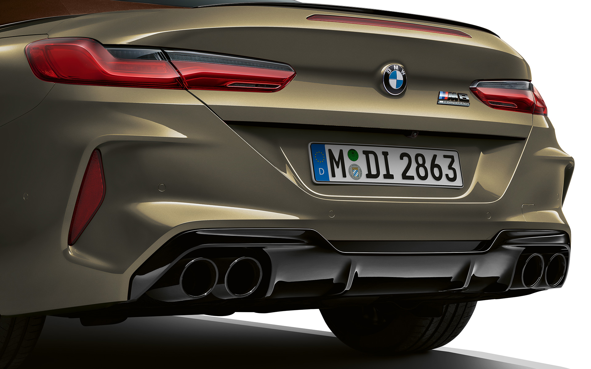 Поглед одназад на BMW M8 Competition кабриолет F91 LCI Facelift 2022 BMW M8 Competition кабриолет F91 LCI Facelift 2022 BMW Individual Brass металик, поглед одназад одблизу