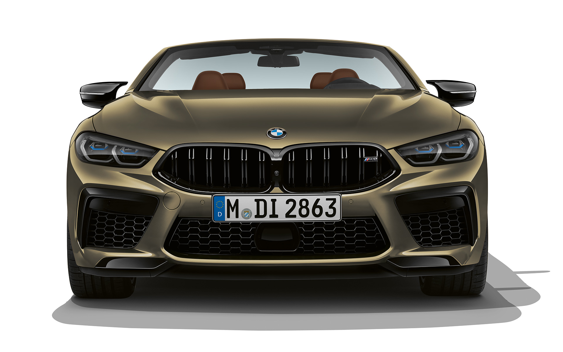 Поглед однапред на BMW M8 Competition кабриолет F91 LCI Facelift 2022 BMW M8 Competition кабриолет F91 LCI Facelift 2022 BMW Individual Brass металик, поглед однапред