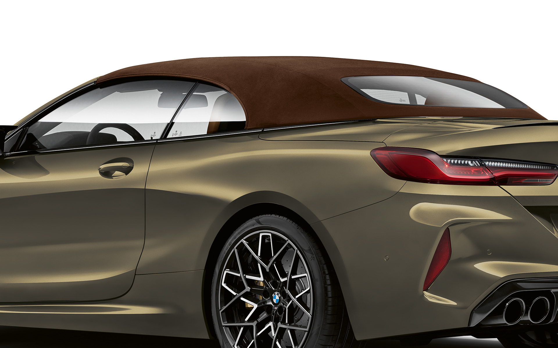 Тричетвртински поглед одназад на BMW M8 Competition кабриолет F91 LCI Facelift 2022 BMW M8 Competition кабриолет F91 LCI Facelift 2022 BMW Individual Brass металик, тричетвртински поглед одназад