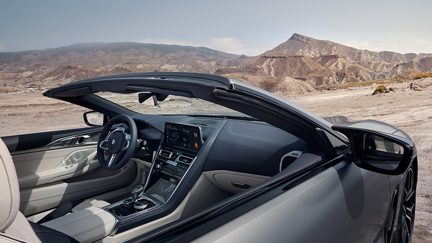 BMW M850i xDrive кабриолет G14 LCI Facelift 2022 BMW Individual мразно чиста сива металик боја, поглед во внатрешноста низ отворен покрив