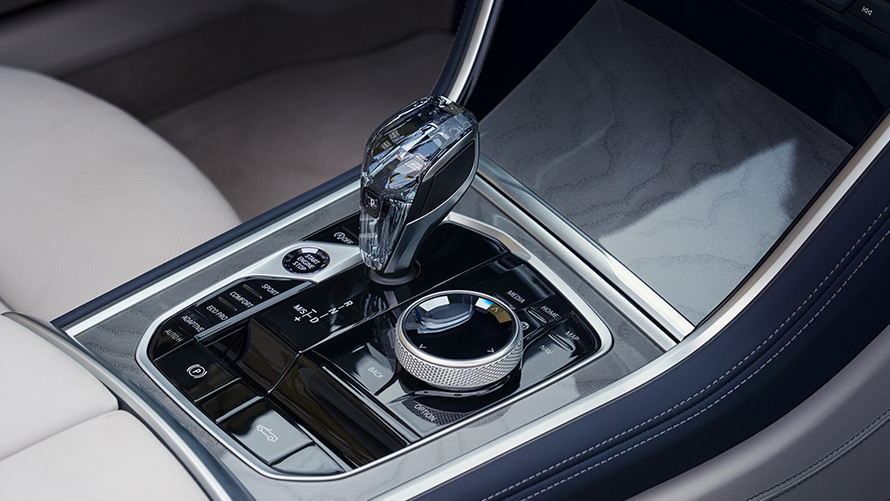 BMW M850i xDrive кабриолет G14 LCI Facelift 2022 со рачен менувач со стаклена апликација "Crafted Clarity", одблизу