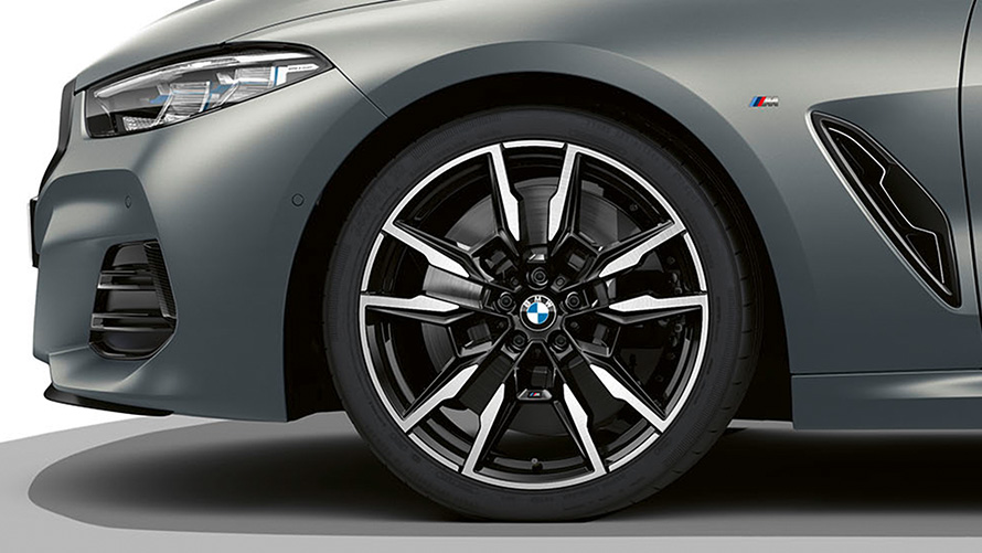 BMW M850i xDrive кабриолет G14 LCI Facelift 2022 BMW Individual мразно чиста сива металик боја со  20'' M тркала од лесна легура, дизајнирани со двојни краци 894 M, поглед одблизу