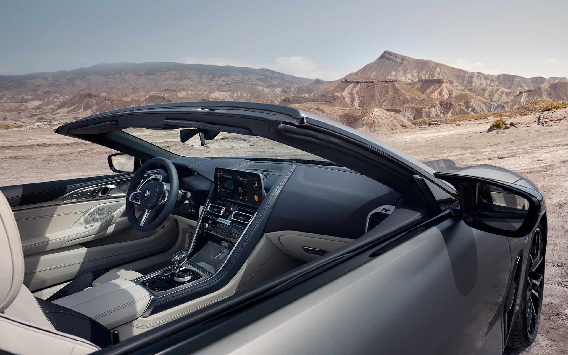 Внатрешност на BMW M850i xDrive кабриолет G14 LCI Facelift 2022 BMW M850i xDrive кабриолет G14 LCI Facelift 2022 BMW Individual мразно чиста сива металик боја, поглед во внатрешноста низ отворен покрив