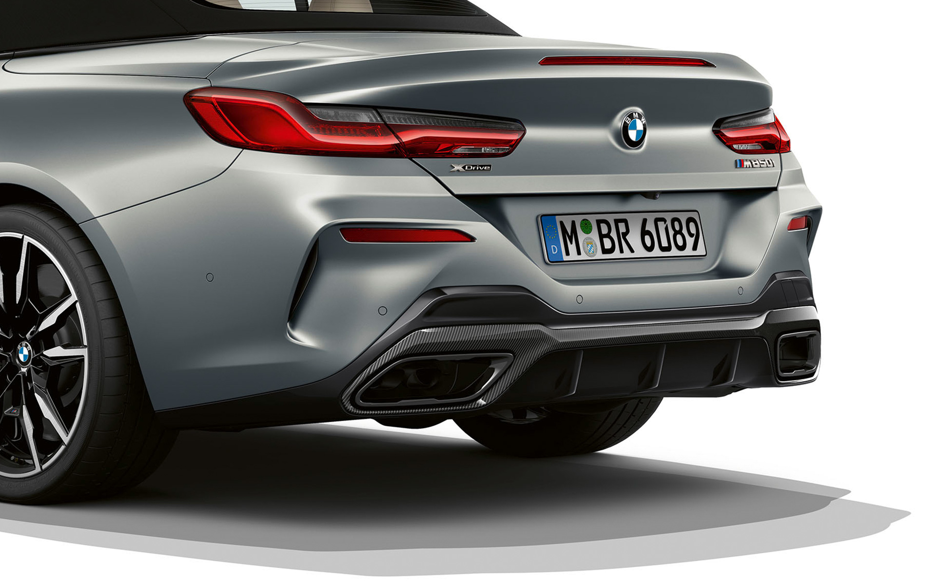 Тричетвртински поглед одназад на задниот браник на BMW M850i xDrive Convertible G14 LCI Facelift 2022 BMW M850i xDrive кабриолет G14 LCI Facelift 2022 BMW Individual Frozen Pure Grey металик боја, тричетвртински поглед одназад и поглед одблизу на задниот браник