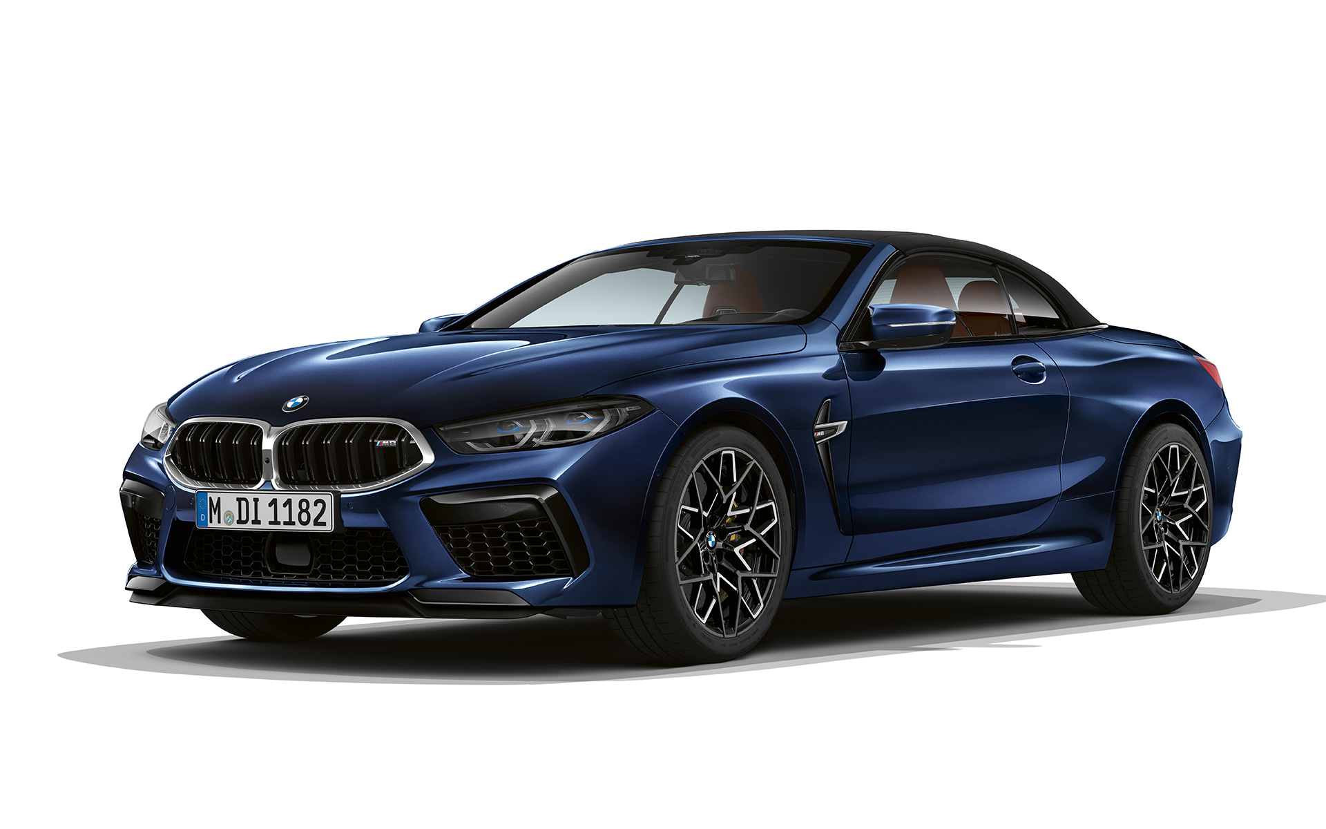 Тричетвртински поглед однапред на BMW M8 кабриолет F91 LCI Facelift 2022 BMW M8 кабриолет F91 LCI Facelift 2022 BMW Individual Tanzanite сина металик боја, тричетвртински поглед однапред