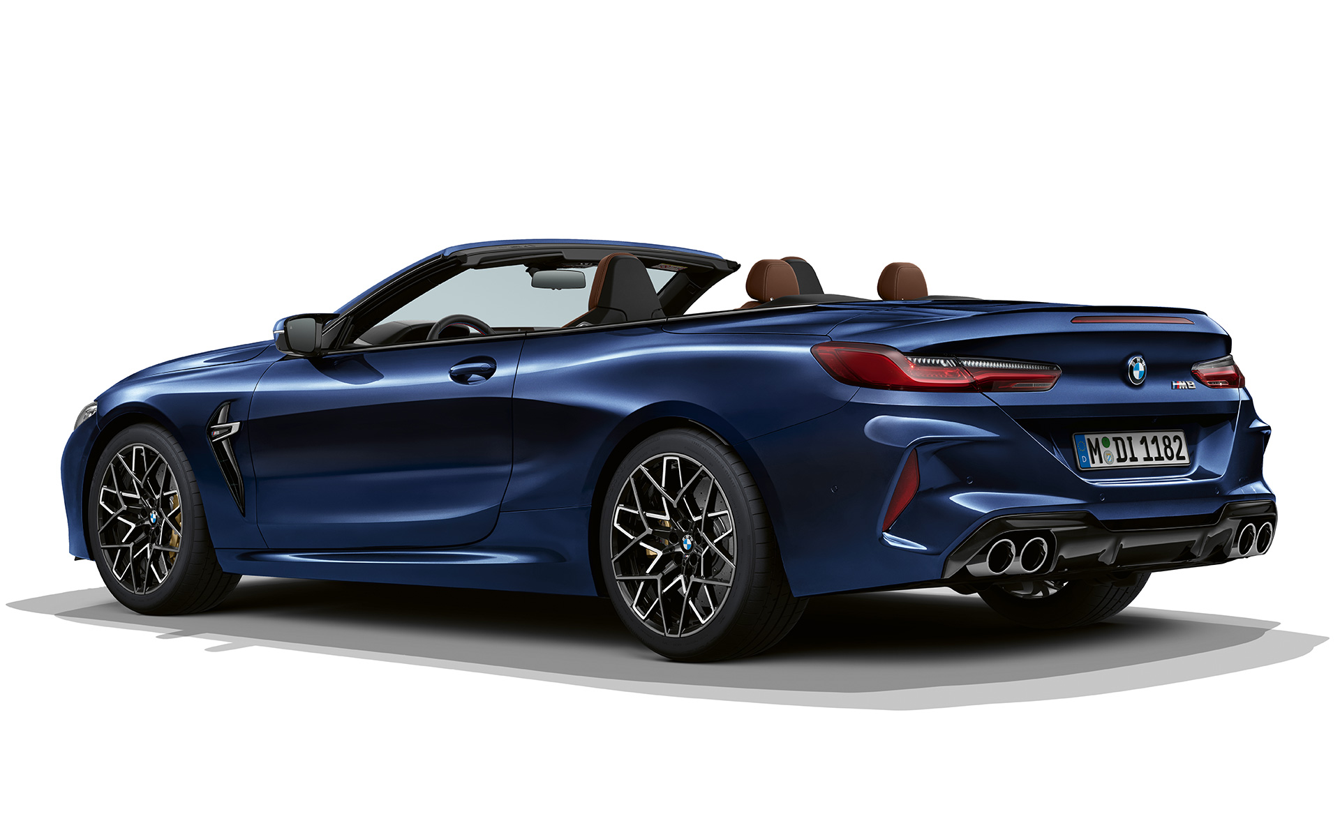 Тричетвртински поглед одназад на BMW M8 кабриолет F91 LCI Facelift 2022 BMW M8 кабриолет F91 LCI Facelift 2022 BMW Individual Tanzanite сина металик боја, тричетвртински поглед одназад