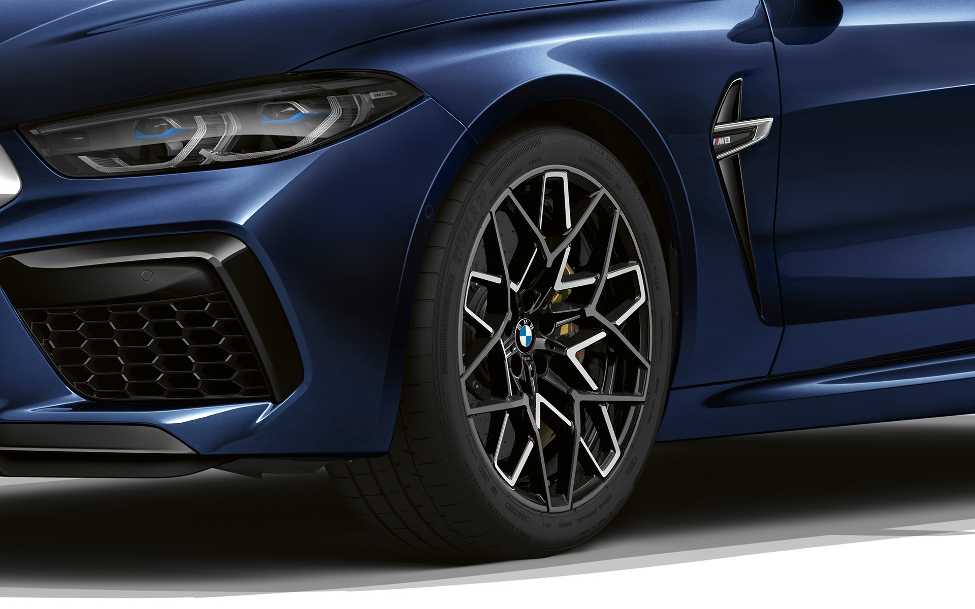 20" M тркала од лесна легура во форма на ѕвездести краци 813 M двобојни на BMW M8 кабриолет F91 LCI Facelift 2022 BMW M8 кабриолет F91 LCI Facelift 2022 BMW Individual танзанит сина металик боја со 20" M тркала од лесна легура во форма на ѕвездести краци 813 M двобојни, поглед одблизу