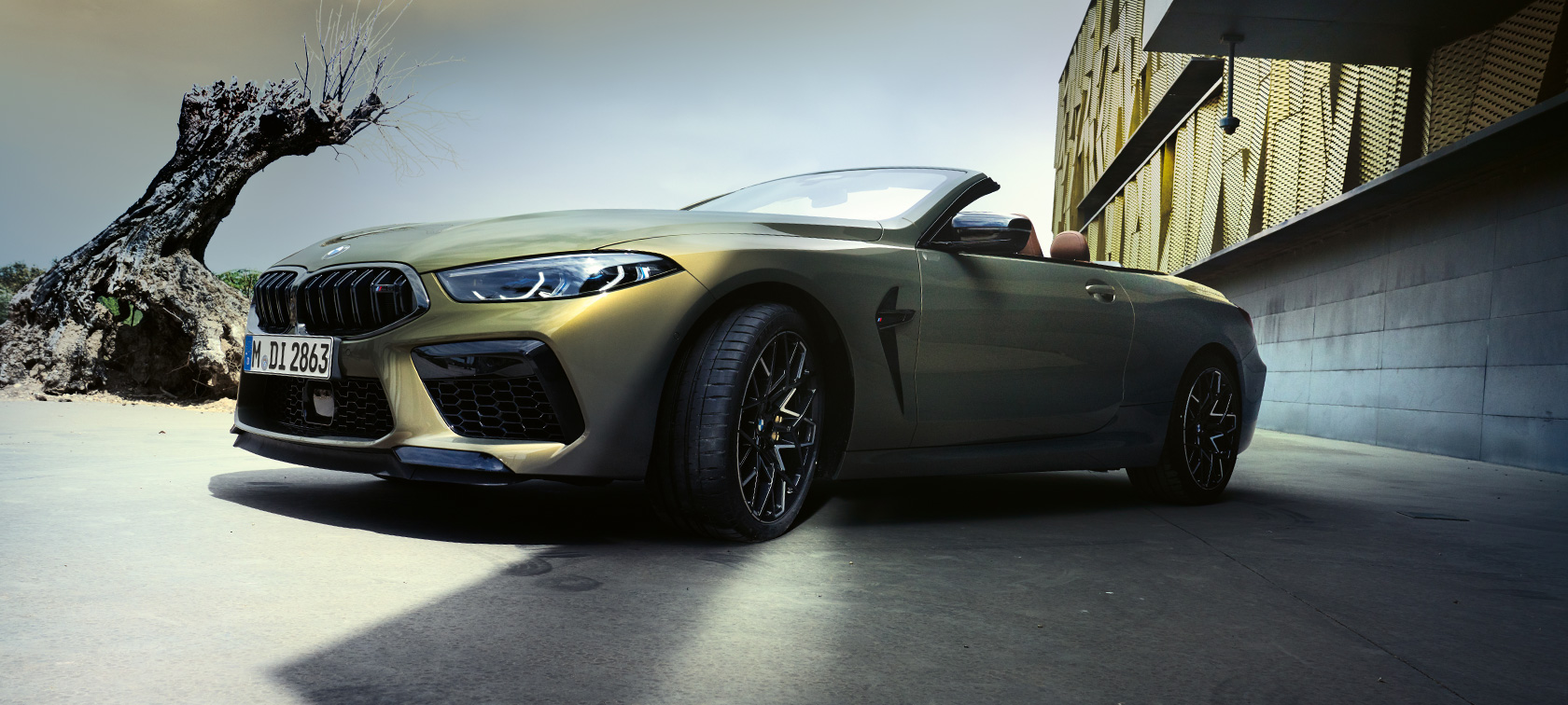 Тричетвртински поглед однапред на BMW M8 Competition кабриолет F91 LCI 2022 BMW M8 Competition кабриолет F91 LCI Facelift 2022 BMW Individual Brass металик боја, тричетвртински поглед однапред, снимен од низок агол