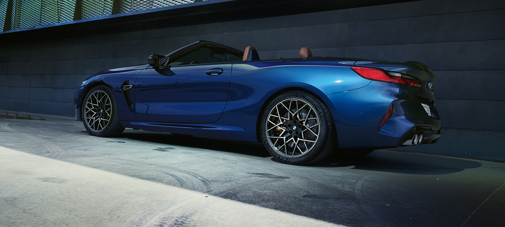 Тричетвртински поглед одназад на BMW M8 кабриолет F91 LCI Facelift 2022 BMW M8 кабриолет F91 LCI Facelift 2022 BMW Individual танзанит сина металик боја, тричетвртински поглед одназад