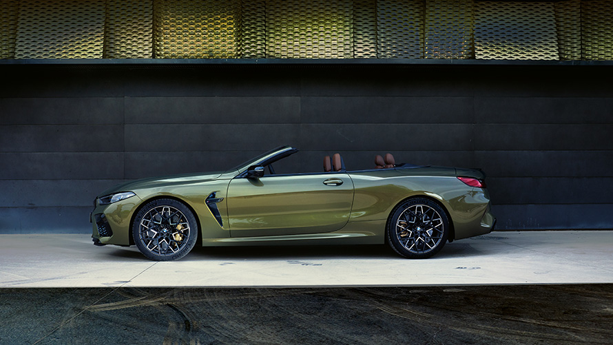 Технички податоци за BMW M8 Competition кабриолет F91 LCI Facelift 2022 BMW M8 Competition кабриолет F91 LCI Facelift 2022 BMW Individual Brass металик, поглед отстрана на сцена, технички податоци