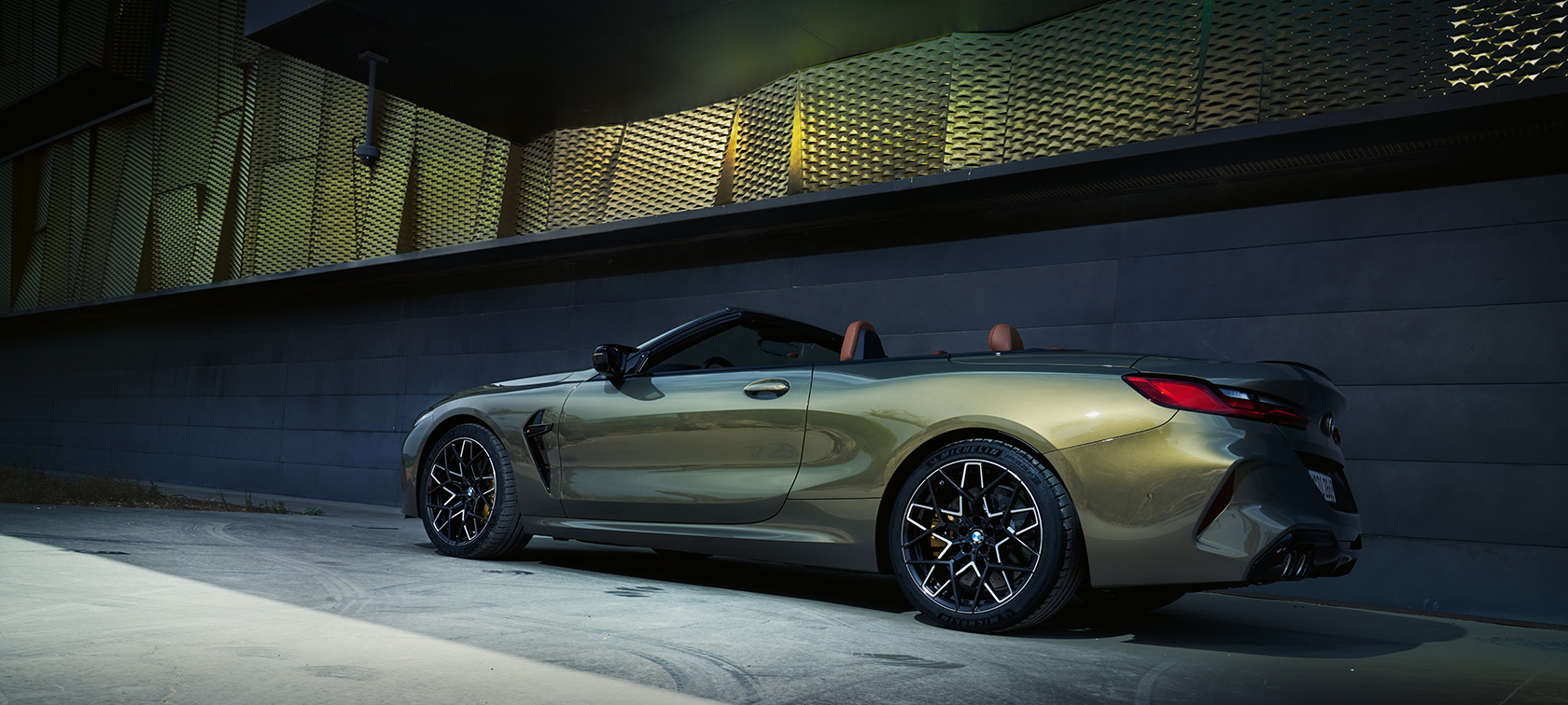 BMW M8 Competition кабриолет F91 LCI Facelift 2022 BMW Individual Brass металик тричетвртински поглед од страна стои пред ѕид
