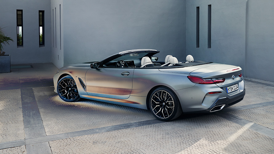Тричетвртински поглед одназад на BMW Серија 8 кабриолет 2022 G14 LCI Facelift BMW Individual Frozen Pure Grey металик боја BMW Серија 8 кабриолет 2022 G14 LCI Facelift BMW Individual Frozen Pure Grey металик боја, тричетвртински поглед одназад