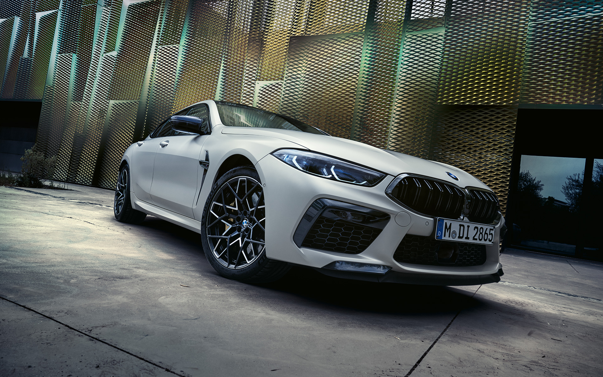 Тричетвртински поглед однапред BMW M8 Competition Gran Coupé F93 LCI 2022 BMW M8 Competition Gran Coupé F93 LCI Facelift 2022 BMW Individual Frozen Brilliant White металик тричетвртински поглед однапред од низок агол