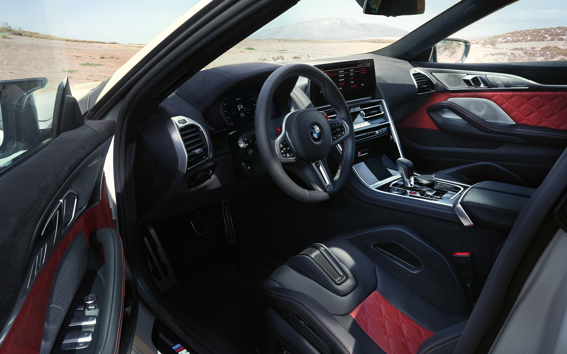 Поглед на внатрешноста на BMW M8 Competition Gran Coupé F93 LCI 2022 BMW M8 Competition Gran Coupé F93 LCI Facelift 2022 внатрешност со отворена врата
