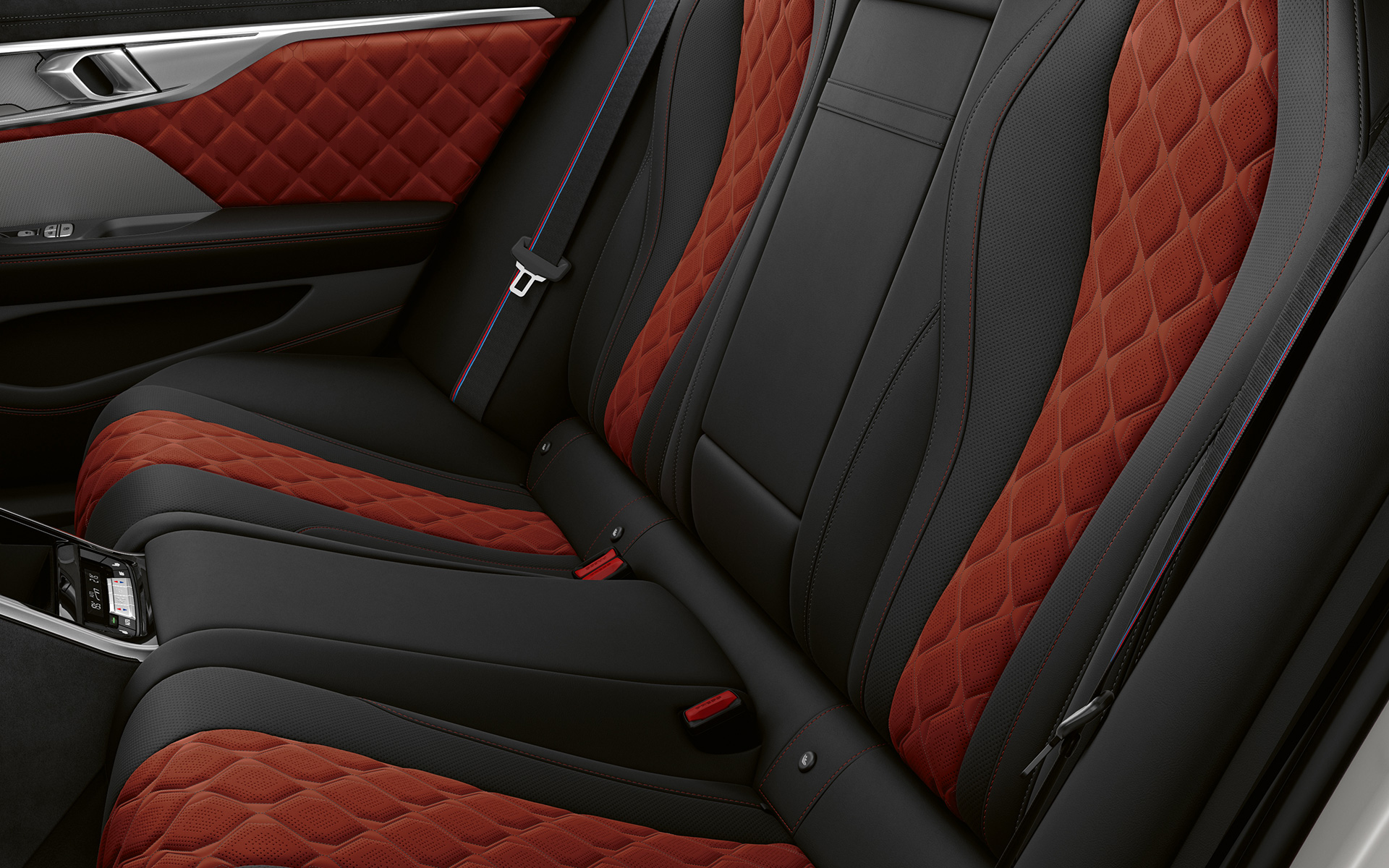 Предни седишта со M специфични безбедносни ремени BMW M8 Competition Gran Coupé F93 LCI 2022 BMW M8 Competition Gran Coupé F93 LCI Facelift 2022 внатрешност задни седишта со M специфични безбедносни ремени