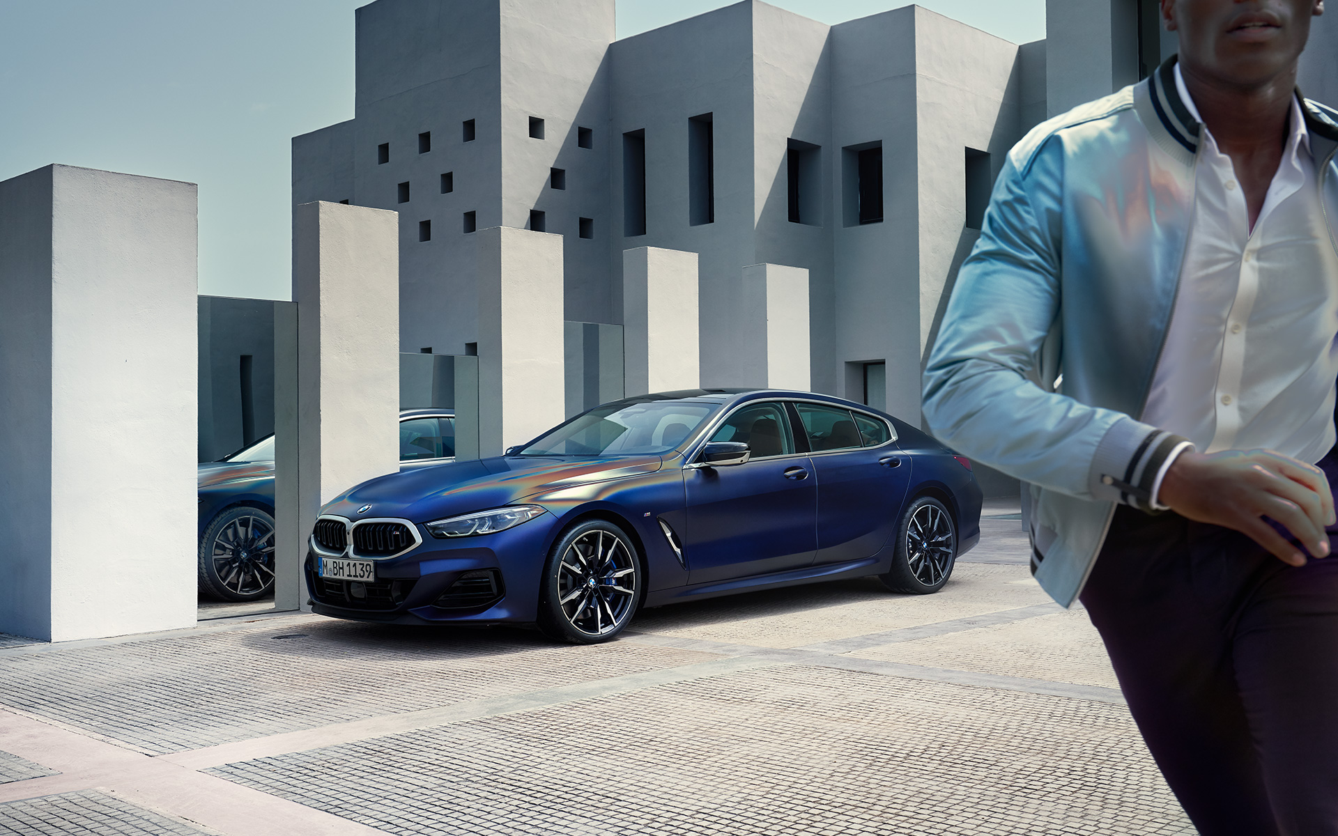 Тричетвртиснки поглед однапред BMW M850i xDrive Gran Coupé G16 LCI Facelift 2022 BMW M850i xDrive Gran Coupé G16 LCI Facelift 2022 BMW Individual Frozen Tanzanite Blue металик тричетвртиснки поглед однапред во мирување со маж во преден план