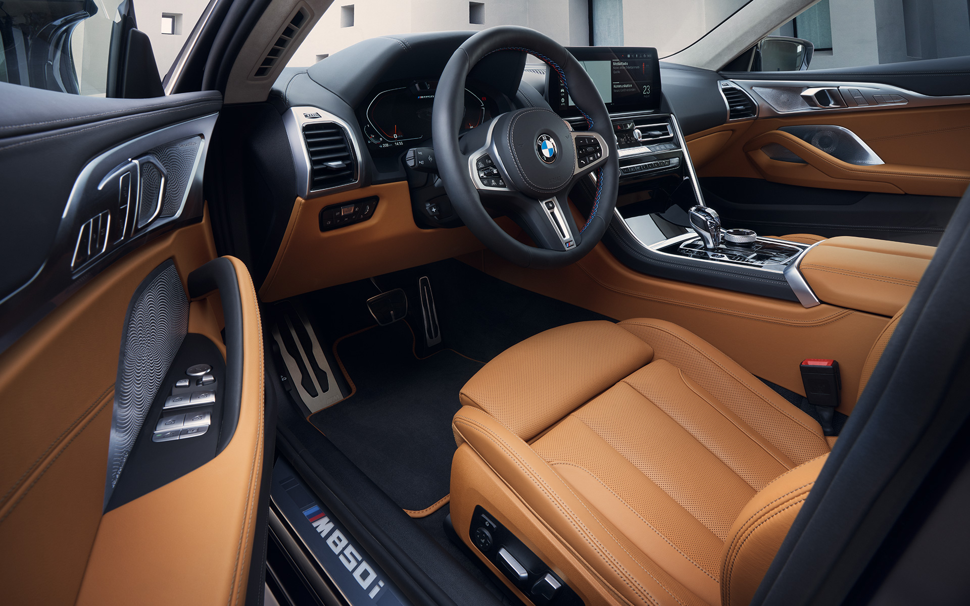 Внатрешен кокпит BMW M850i xDrive Gran Coupé G16 LCI Facelift 2022 BMW M850i xDrive Gran Coupé G16 LCI Facelift 2022 внатрешност кокпит низ отворена врата на возачот