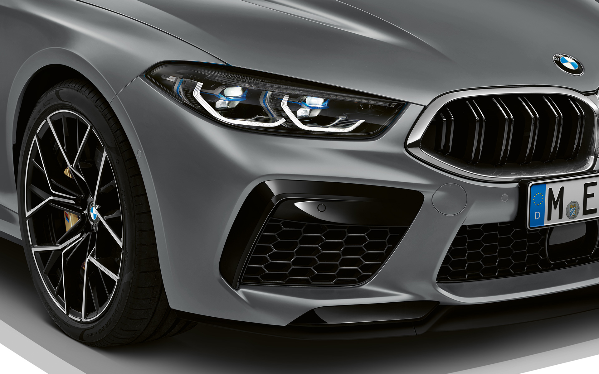 Долен дел на М преден браник BMW M8 Gran Coupé F93 LCI Facelift 2022 BMW M8 Gran Coupé F93 LCI Facelift 2022 BMW Individual Frozen Pure Grey металик M преден браник долен дел одблизу