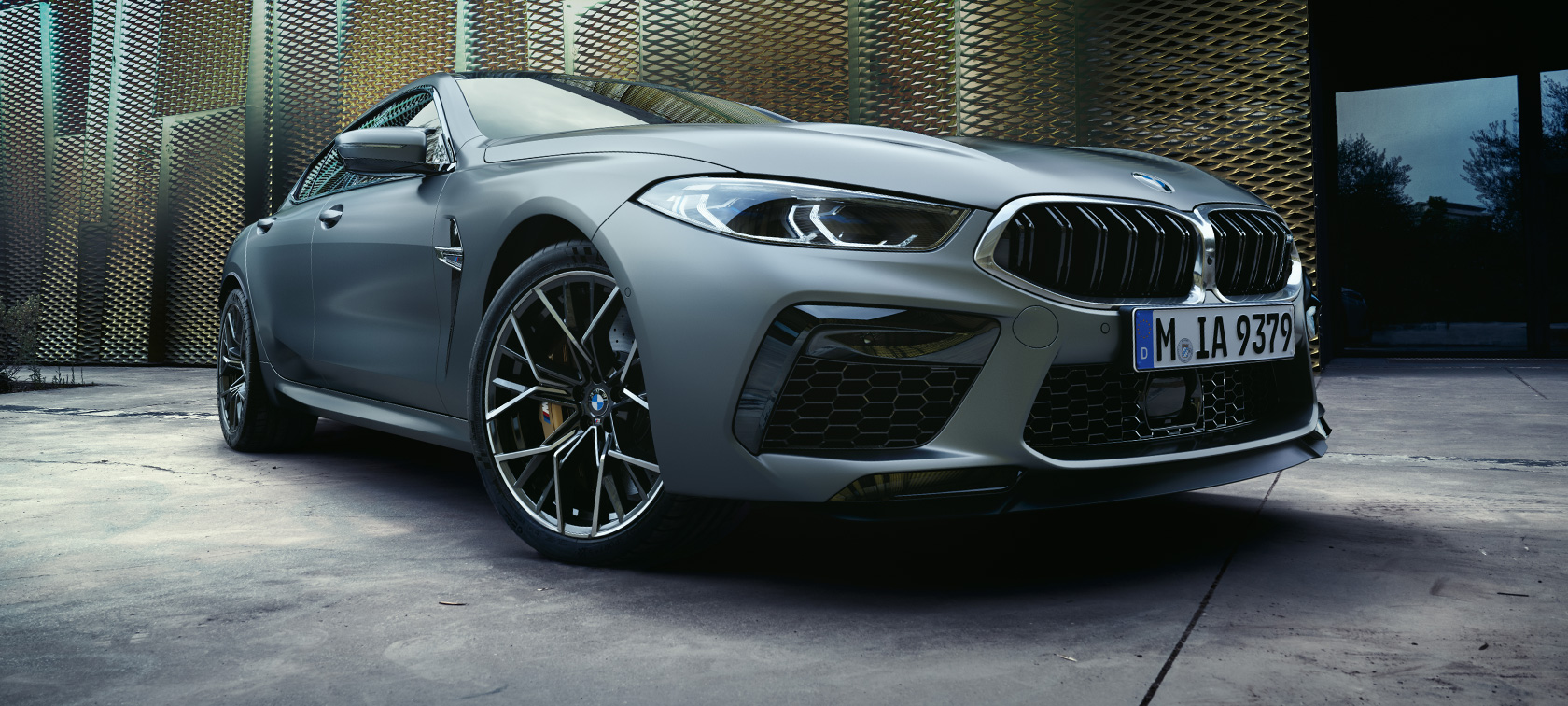 Тричетвртински поглед однапред BMW M8 Gran Coupé F93 LCI Facelift 2022 BMW M8 Gran Coupé F93 LCI Facelift 2022 BMW Individual Frozen Pure Grey металик тричетвртински поглед однапред од низок агол