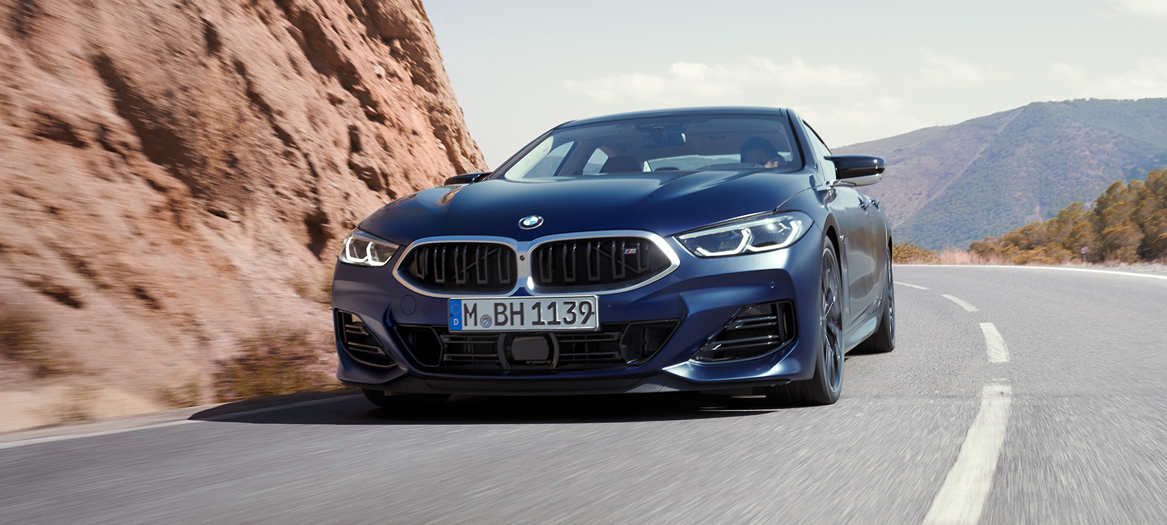 Тричетвртински поглед однапред во возење BMW M850i xDrive Gran Coupé G16 LCI Facelift 2022 BMW M850i xDrive Gran Coupé G16 LCI Facelift 2022 BMW Individual Frozen Tanzanite Blue металик, тричетвртински поглед однапред, возење по свиоци