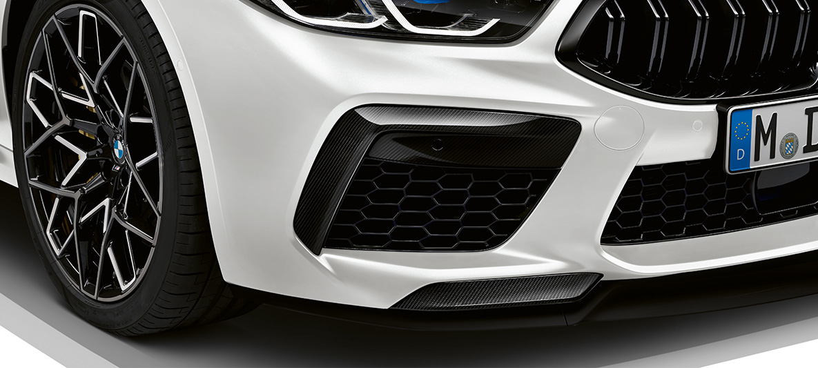 Додаток на преден браник од карбонски влакна за M Carbon надворешен пакет BMW M8 Competition Gran Coupé l F93 LCI Facelift 2022 BMW M8 Competition Gran Coupé l F93 LCI Facelift 2022 BMW Individual Frozen Brilliant White металик M Carbon надворешен пакет, додаток од карбонски влакна на преден браник, одблизу