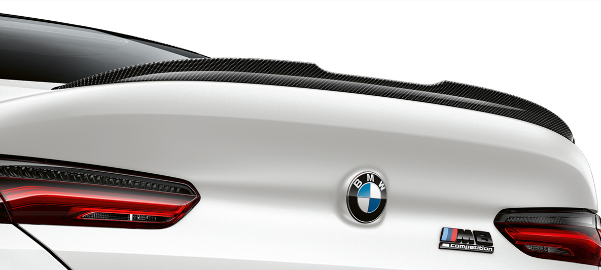 Заден спојлер од карбонси влакна за M Carbon надворешен пакет BMW M8 Competition Gran Coupé F93 LCI Facelift 2022 BMW M8 Competition Gran Coupé F93 LCI Facelift 2022 BMW Individual Frozen Brilliant White металик M Carbon надворешен пакет заден спојлер од карбонски влакна одблизу