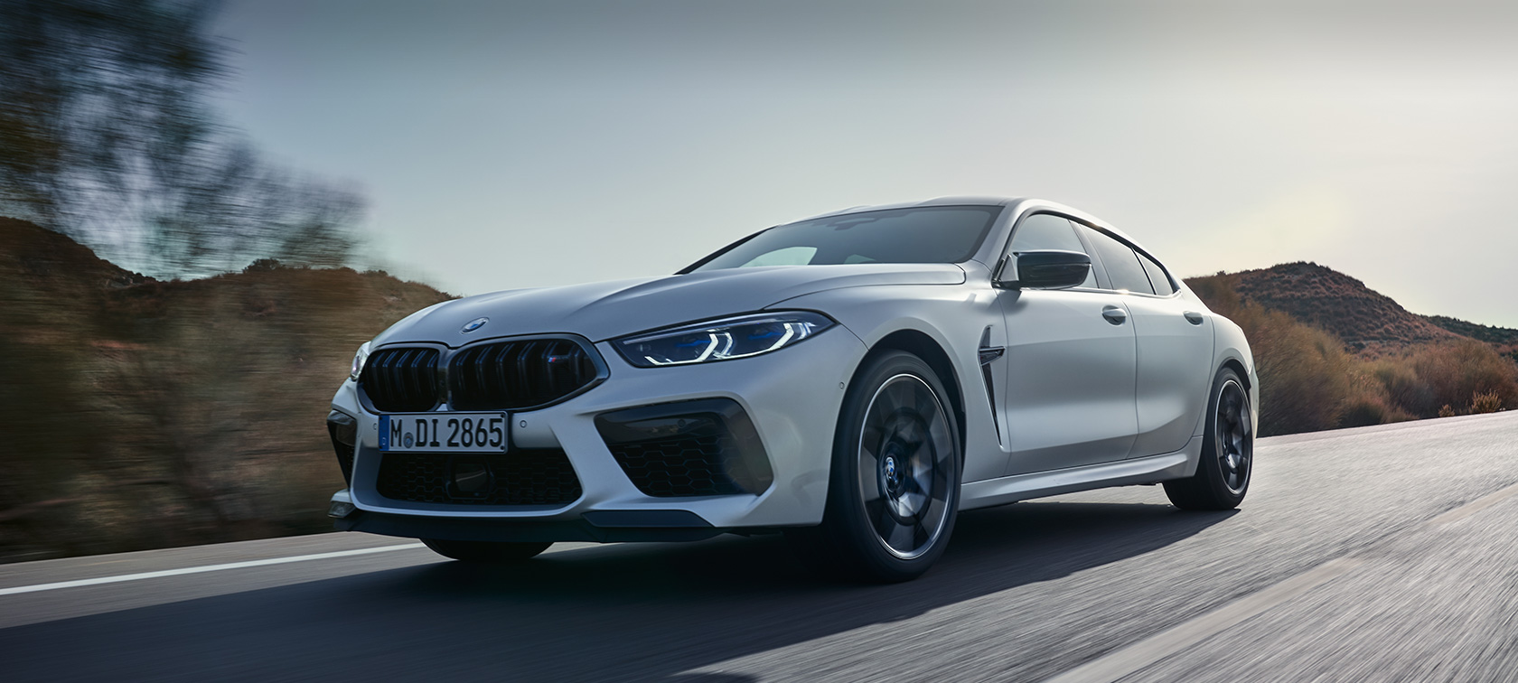 BMW M8 Competition Gran Coupé F93 LCI Facelift 2022 BMW Individual Frozen Brilliant White металик тричетвртински поглед однапред во возење