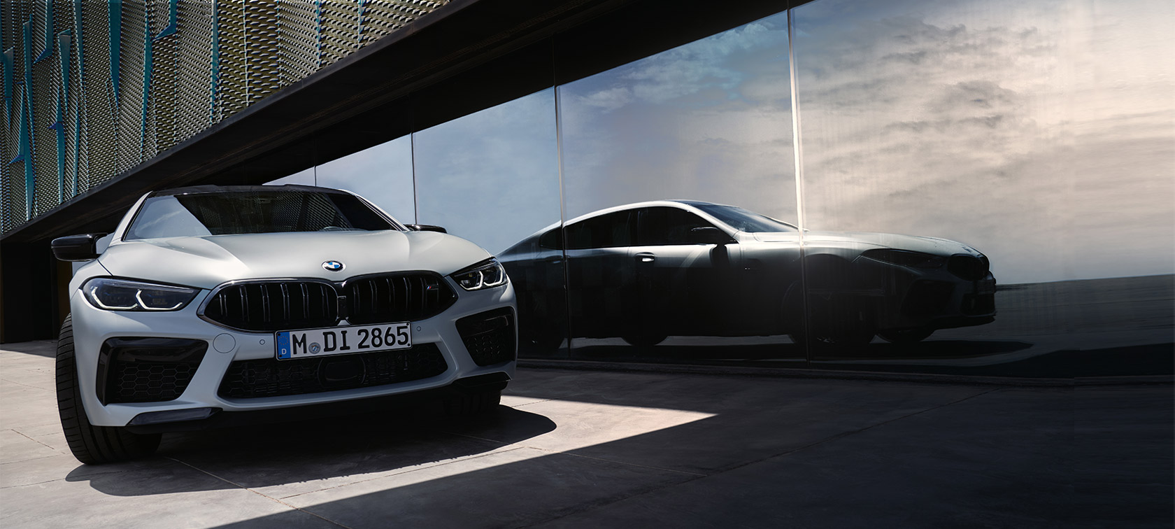 Поглед однапред BMW M8 Competition Gran Coupé F93 LCI Facelift 2022 BMW M8 Competition Gran Coupé F93 LCI Facelift 2022 BMW Individual BMW Individual Frozen Brilliant White металик поглед однапред со рефлексија на силуета на прозор
