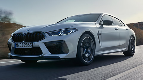 BMW M8 Gran Coupé (F93) тричетвртински страничен поглед во мирување со модел