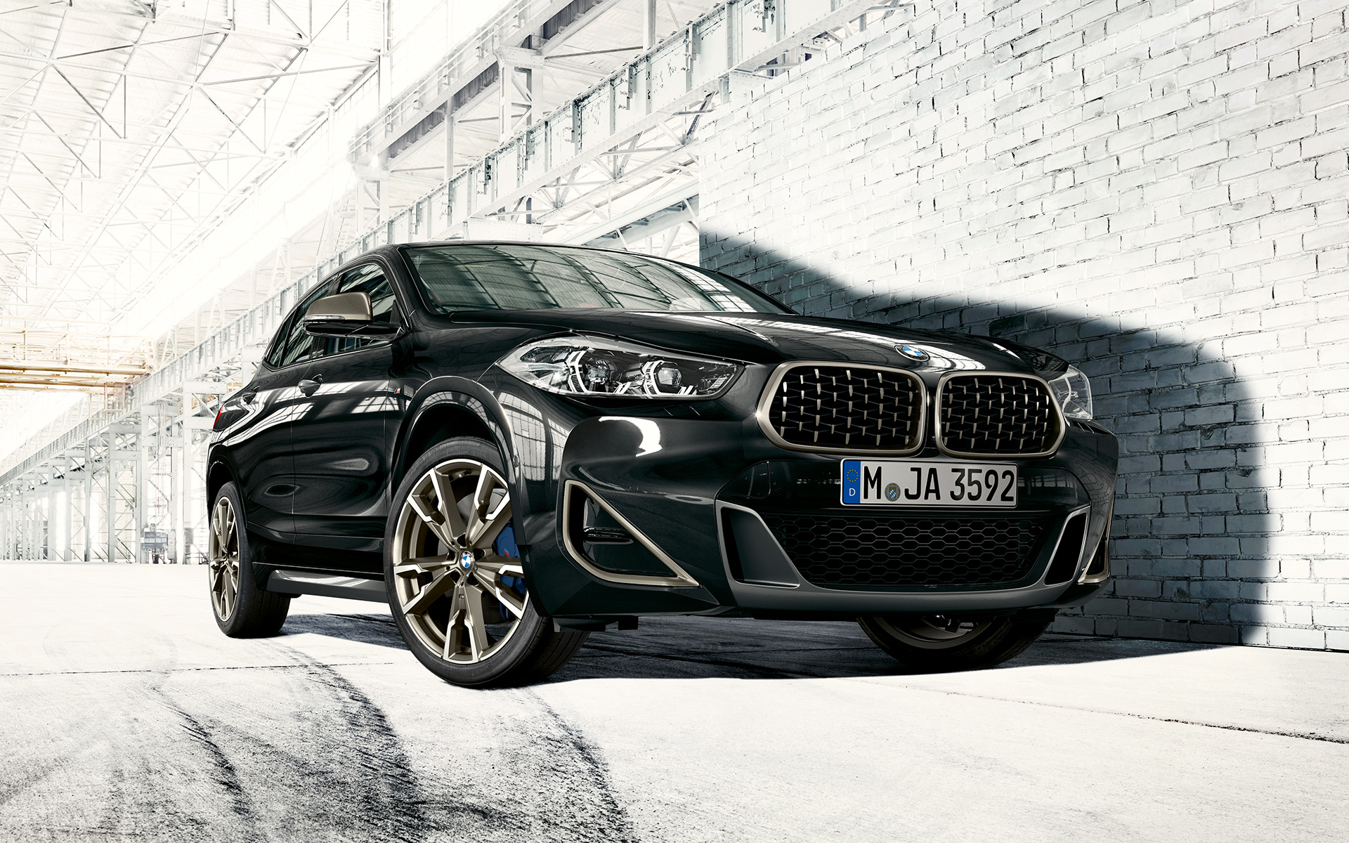 Двојна бубрежна маска BMW X2 M35i (F39) Sapphire Black metallic тричетвртински поглед однапред мирување