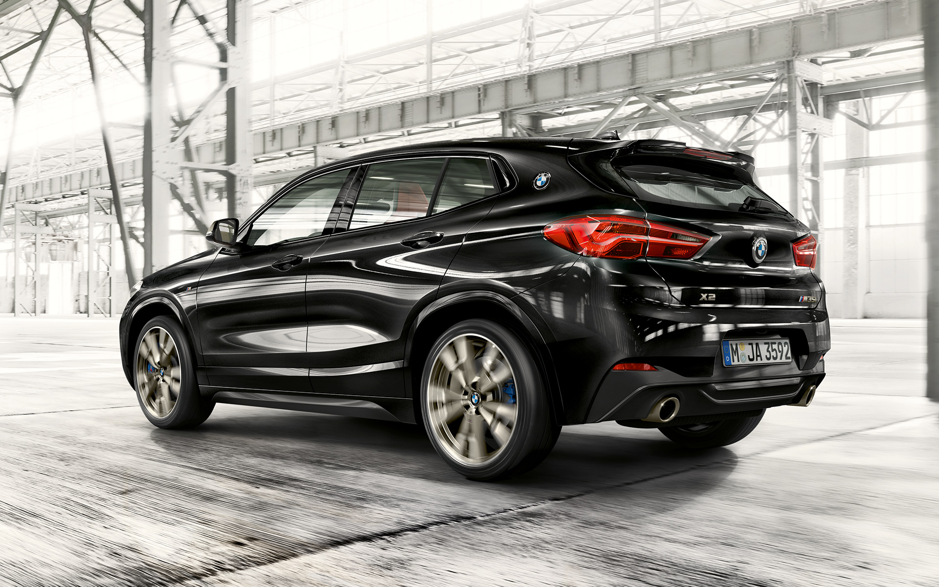 M заден спојлер BMW X2 M35i (F39) Sapphire Black metallic тричетвртински поглед одзади