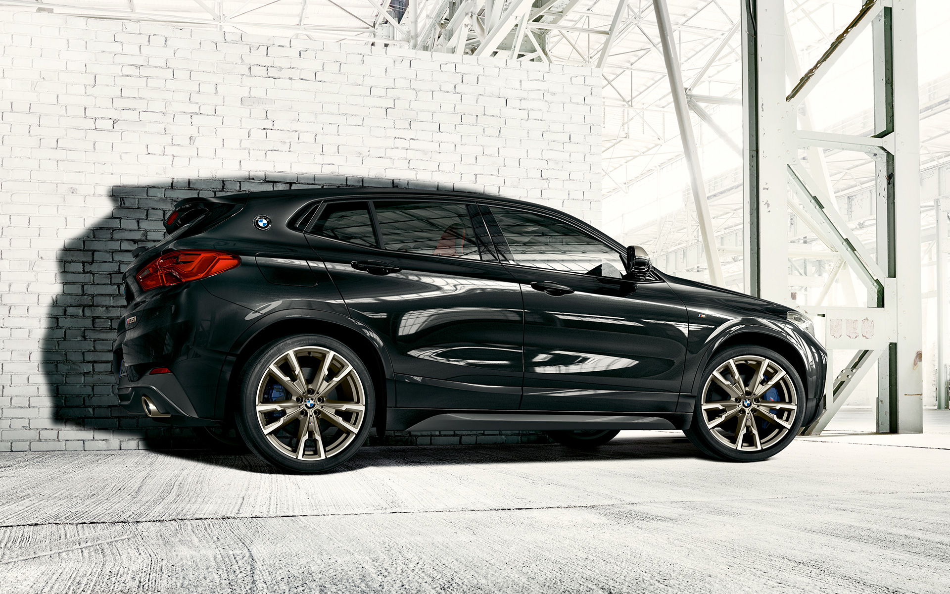 M тркала од лесна легура BMW X2 M35i (F39) Sapphire Black metallic страничен поглед мирување