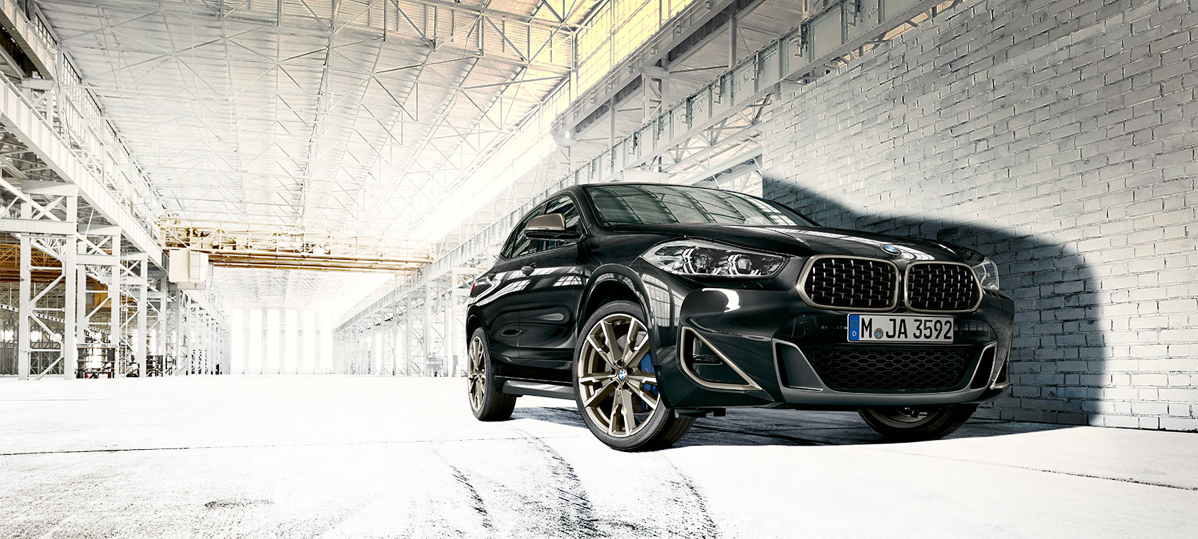 Снимка од низок агол BMW X2 M35i (F39) Sapphire Black metallic 