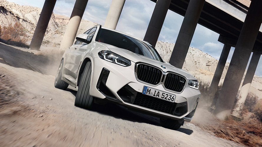 BMW X3 M F97 LCI Facelift 2021 Alpine White бела боја тричетвртински фронтален поглед при вртење на свиок