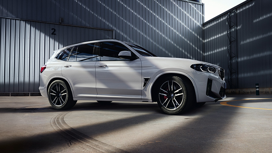 BMW X3 M F97 LCI Facelift 2021 Alpine White бела боја бочен поглед во стоење