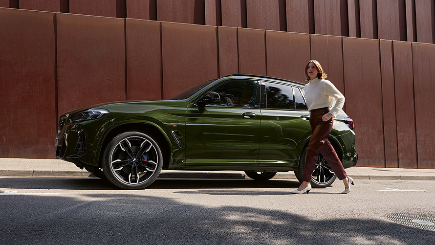 BMW X3 M40i G01 LCI Facelift 2021 Malachite зелена металик боја страничен поглед со жена-модел