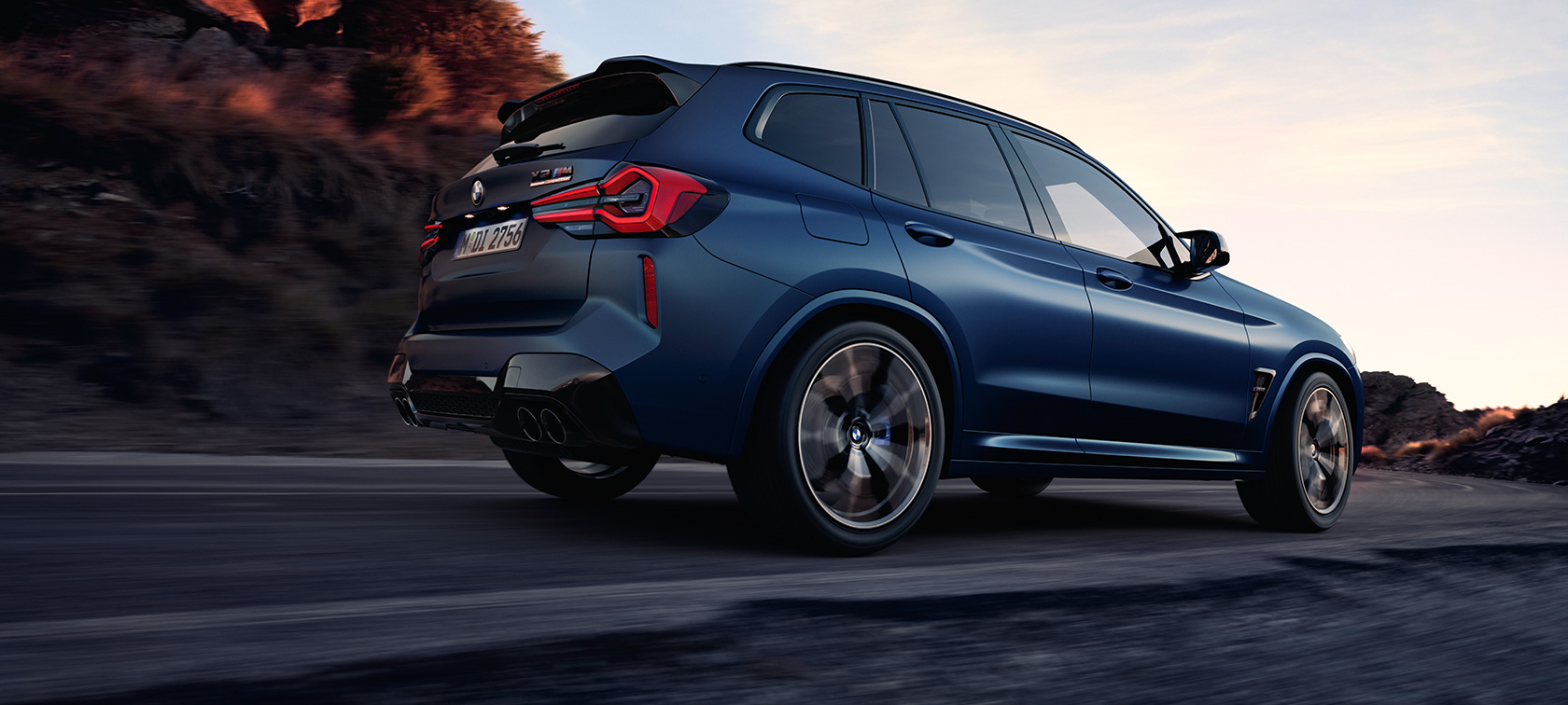 BMW X3 M Competition F97 LCI 2021 тричетвртински заден поглед под низок агол BMW X3 M Competition F97 LCI Facelift 2021 Frozen Marina Bay сина металик боја возење тричетвртински заден поглед под низок агол