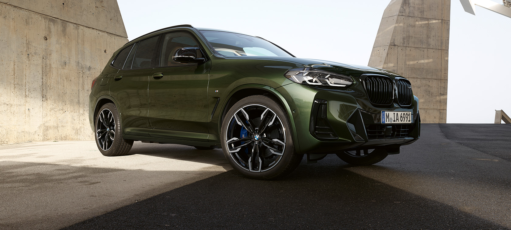 BMW X3 M40i G01 LCI Facelift 2021 тричетвртински фронтален поглед во стоење BMW X3 M40i G01 LCI Facelift 2021 Malachite зелена металик боја тричетвртински фронтален поглед во стоење