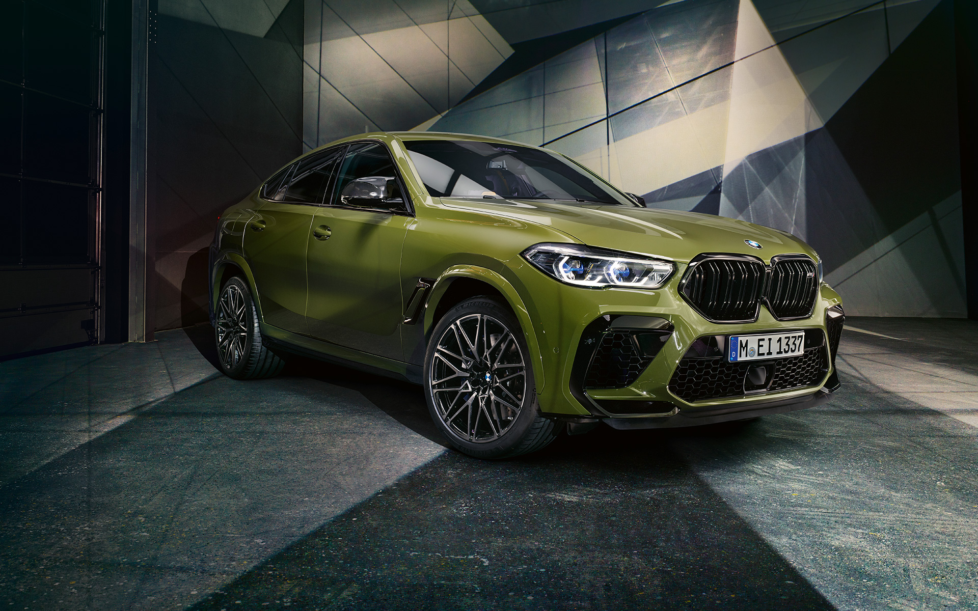 M двострана бубрежна решетка BMW X6 M Competition F96 M двострана бубрежна решетка BMW X6 M Competition F96 2020 SUV BMW Individual специјална боја Urban зелена SUV три-четвртински фронтален поглед