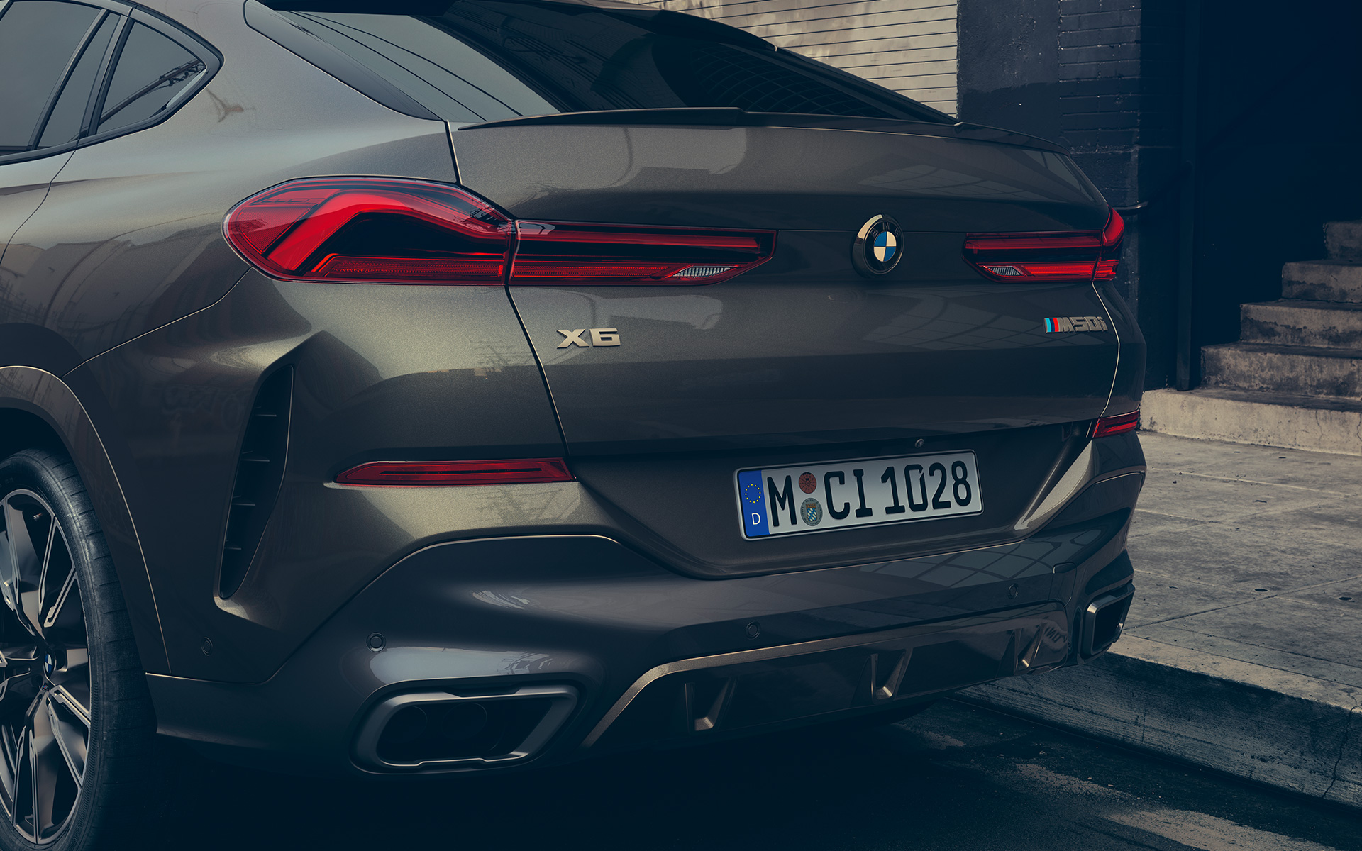 Поглед одблиску на задницата на BMW X6 M50i G06 2018 SUV