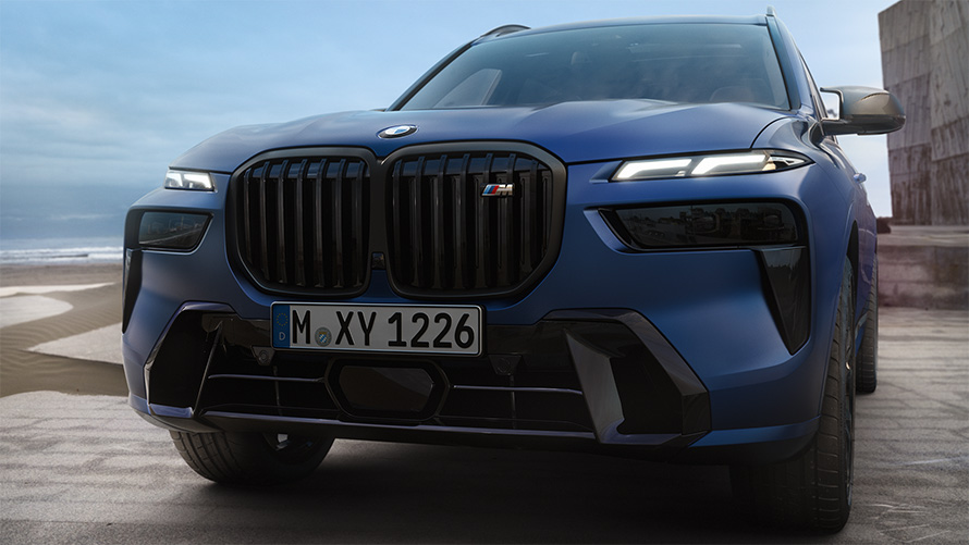 Преден дел BMW X7 M60i xDrive G07 LCI Frozen Marina Bay Blue во мирување одблизу