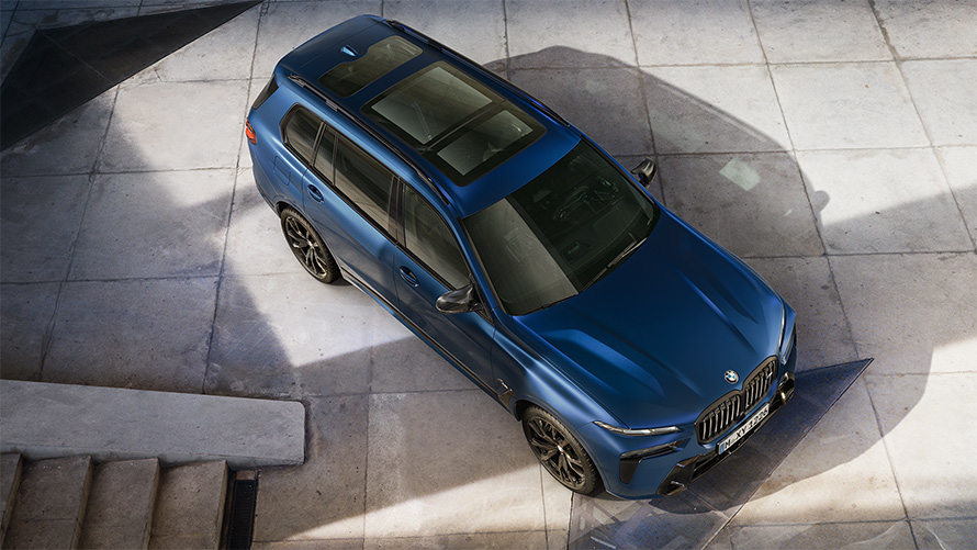 BMW X7 M60i xDrive G07 LCI Frozen Marina Bay Blue во мирување поглед одгоре