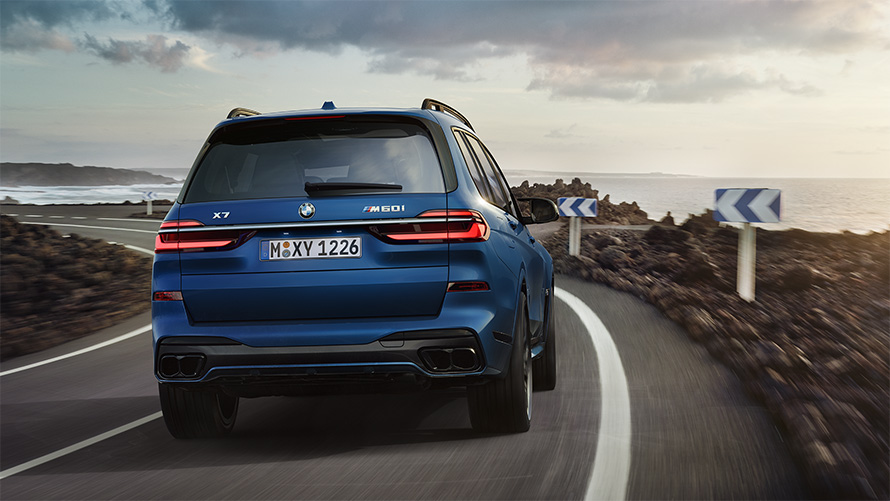 BMW X7 M60i xDrive G07 LCI Frozen Marina Bay Blue поглед одзади во возење