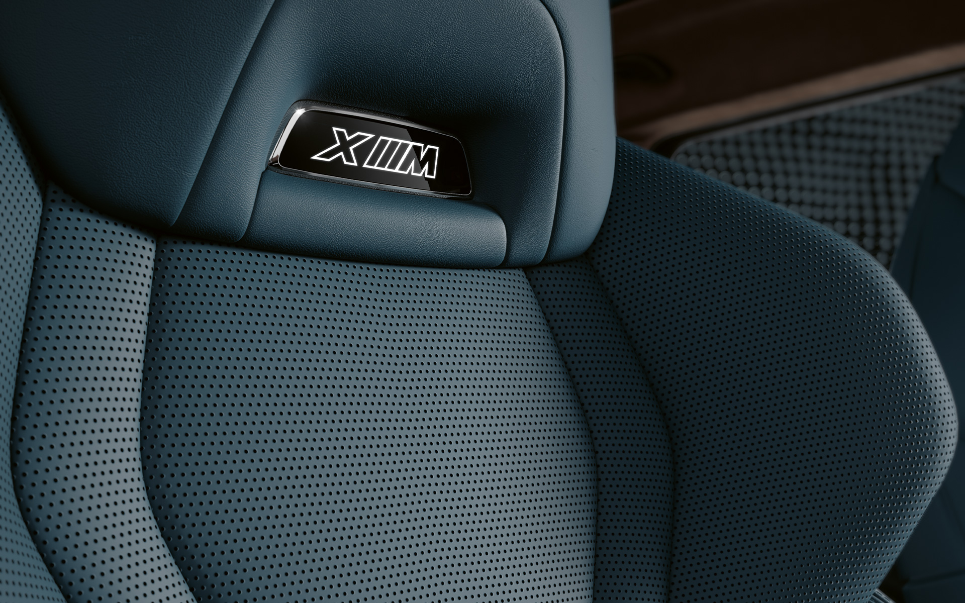 BMW XM G09 Мултифинкционални седишта со осветлено М лого BMW XM G09 Внатрешност Мултифинкционални седишта со осветлено М лого