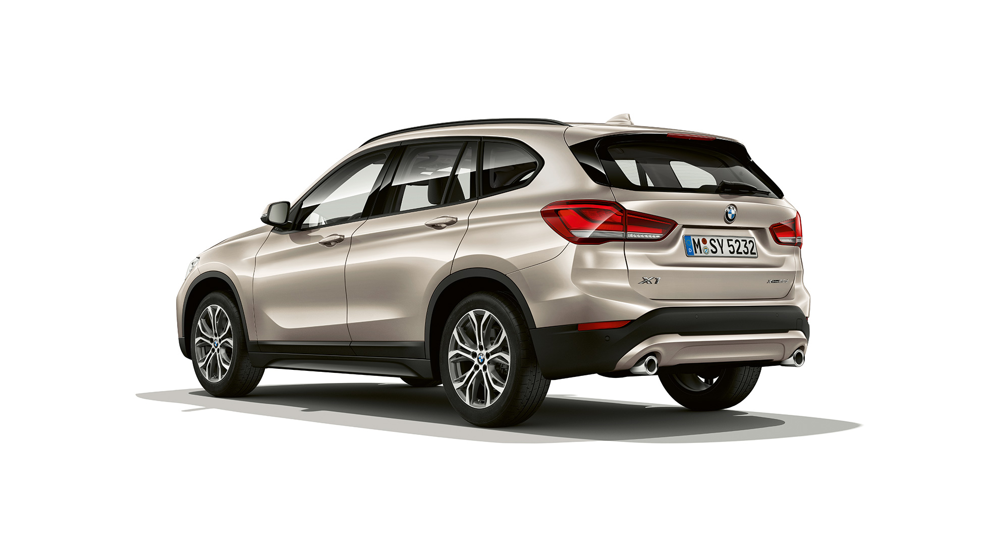 BMW X1, модел Advantage, тричетвртински приказ одзади. BMW X1, модел Advantage, тричетвртински приказ однапред во студио.
